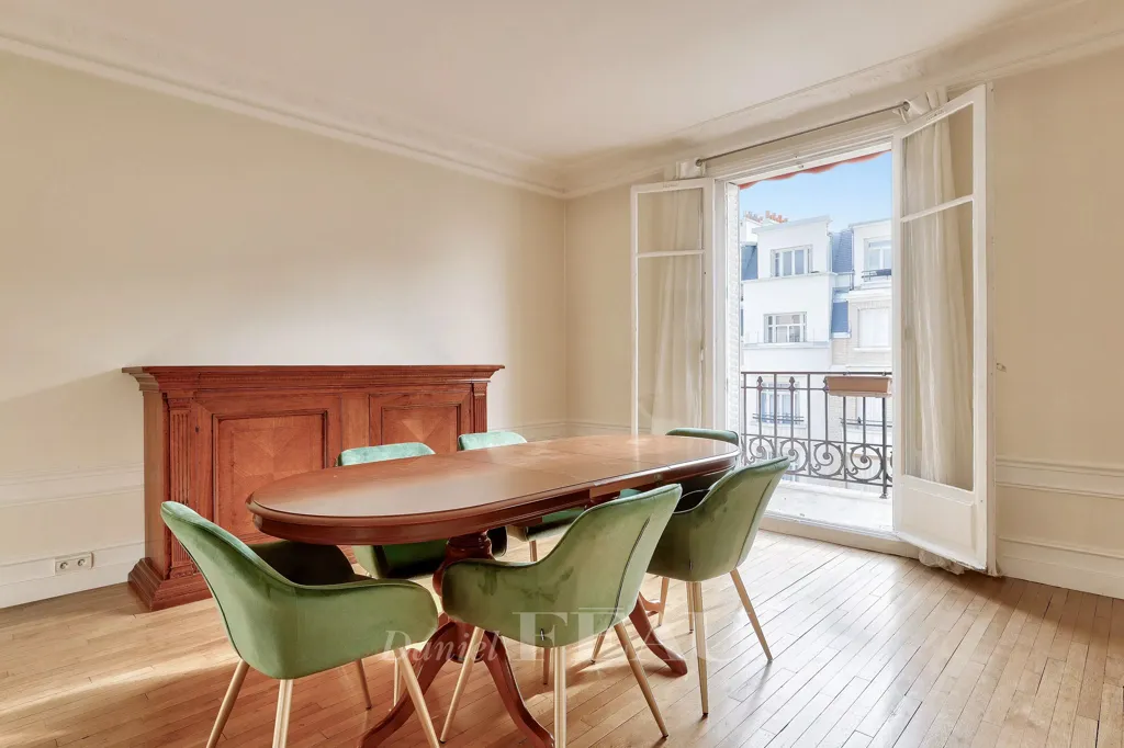 Dining Room - Luxury Apartment with Balcony in Paris 16th