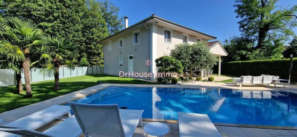 Piscine - Villa avec Piscine et Jardin à Veigy-Foncenex