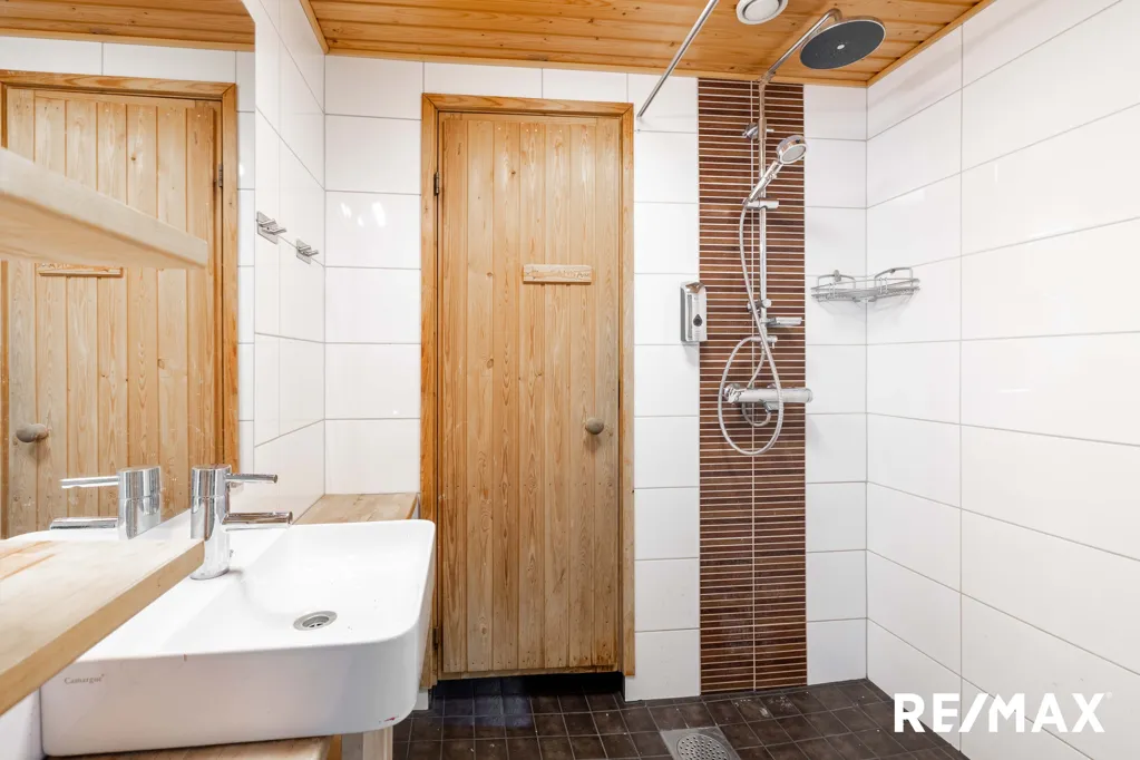 Bathrooms - Apartment with Balcony in Helsinki Vesala