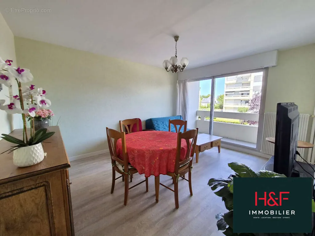 Sala da pranzo - Bright 2-Bedroom Apartment with Balcony in Caen