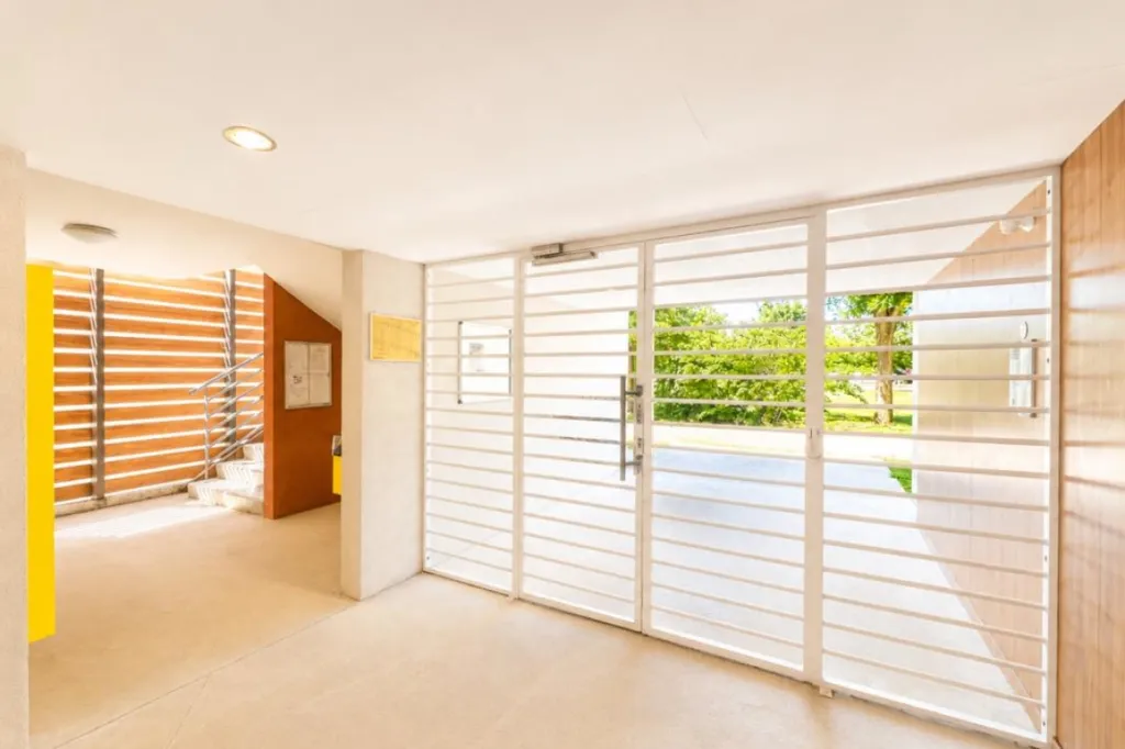 Esik - Studio with Balcony in Avignon Agroparc