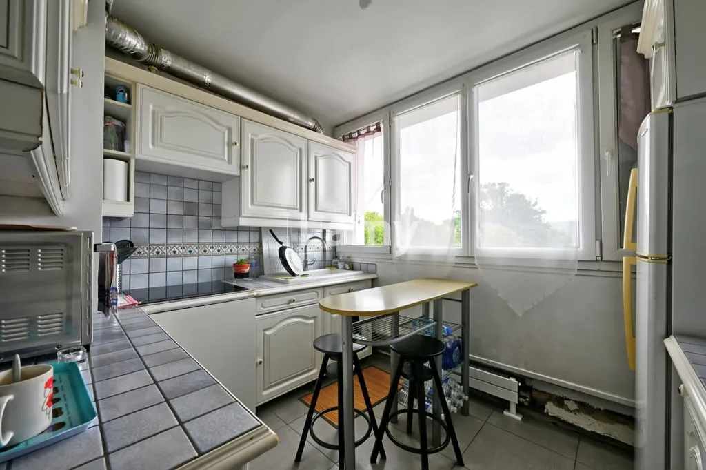 Köök - 3-Bedroom Apartment with Balcony in Central Location