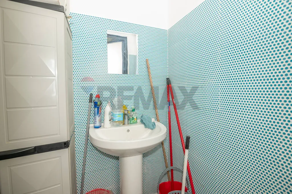 Salles de bain - Commercial Space with 5 Windows in Siracusa