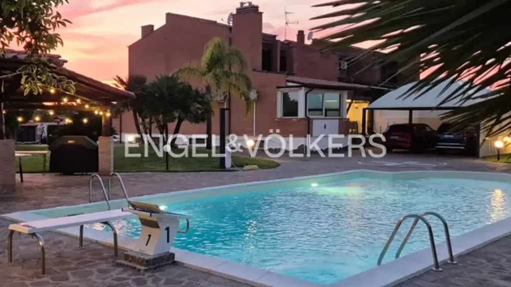 Pool - Villa with Private Park in Nuova Palocco, Rome