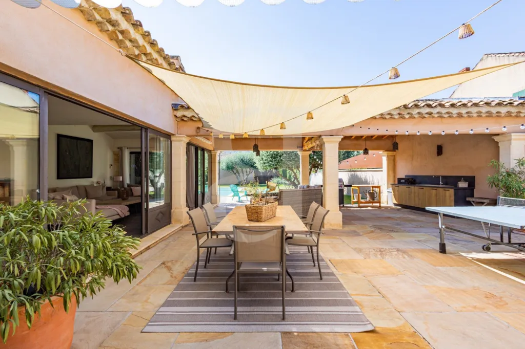 Terrasse - Maison Contemporaine avec Piscine à Ménerbes