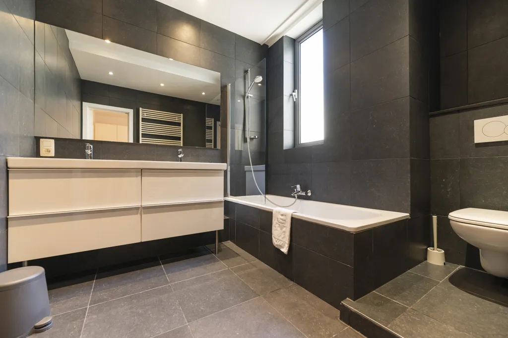 Salles de bain - Appartement 3 Chambres avec Terrasse à Ixelles