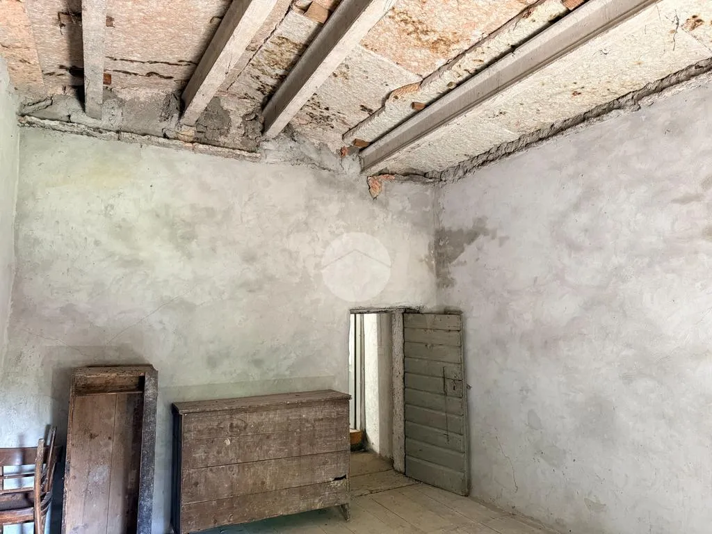 Pièces - Rustic Home with Large Land in Fumane