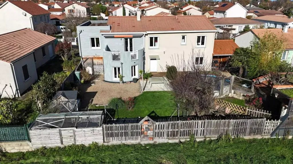 Vue aérienne - Maison avec Piscine et Jardin à Menetrol