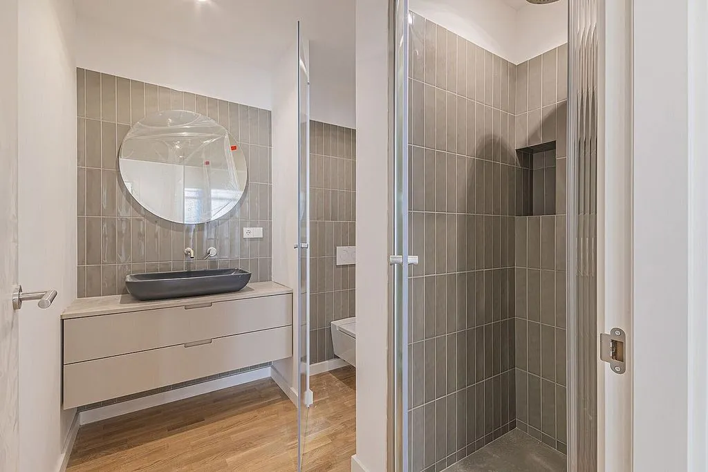 Bagni - Modern Flat with City Views in Ciutat Vella, Barcelona