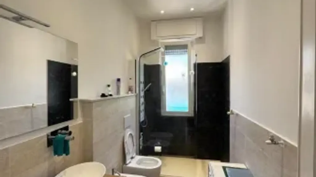 Salles de bain - Rearranged Apartment with Balcony in Genoa
