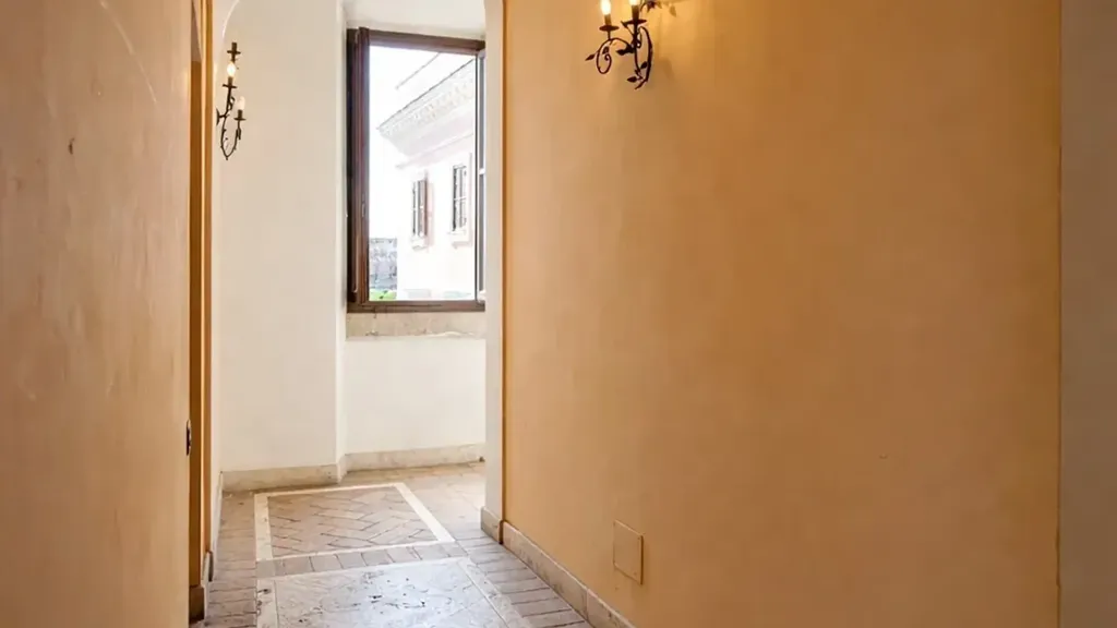 Entrée - Historic Trilocale in Nettuno's Medieval Quarter