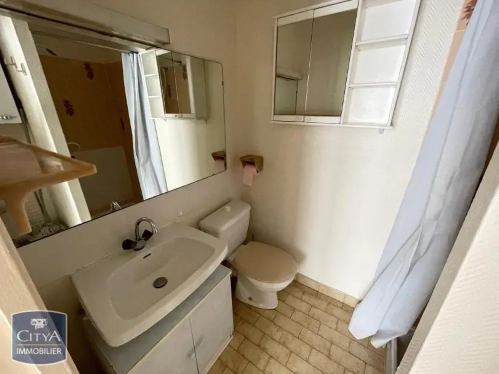 Vannitoad - One-Bedroom Flat with Parking in Blois