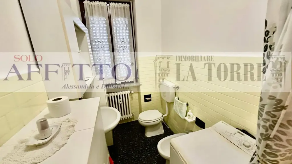 Salles de bain - Apartment with Veranda in Spinetta Marengo