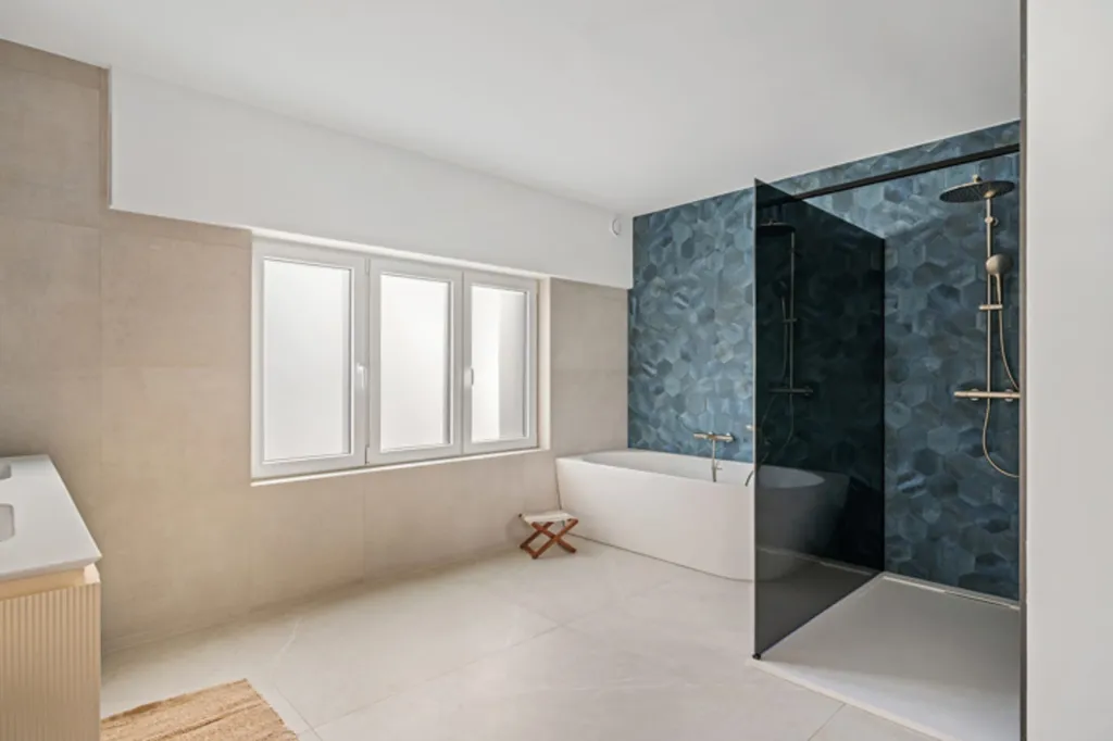 Salles de bain - Maison Rénovée avec Terrasse à Temse