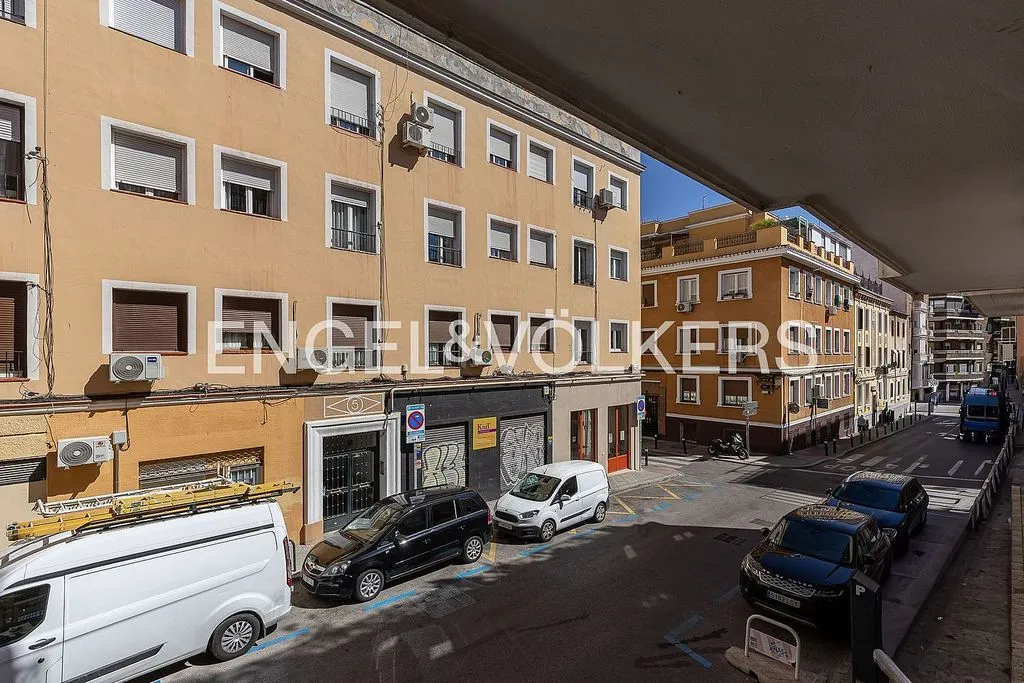 Balcon - Contemporary Duplex with Balcony in Ciudad Jardín