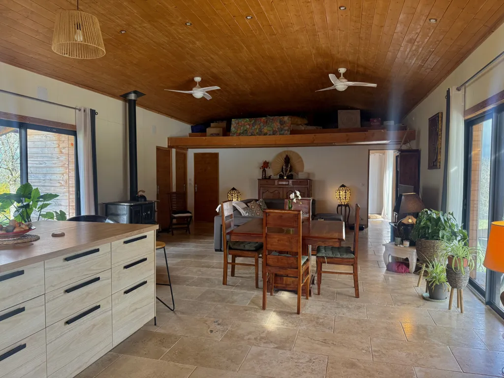 Salle à manger - Domaine Éco-Responsable avec Activité Locative à Bourg-de-Visa