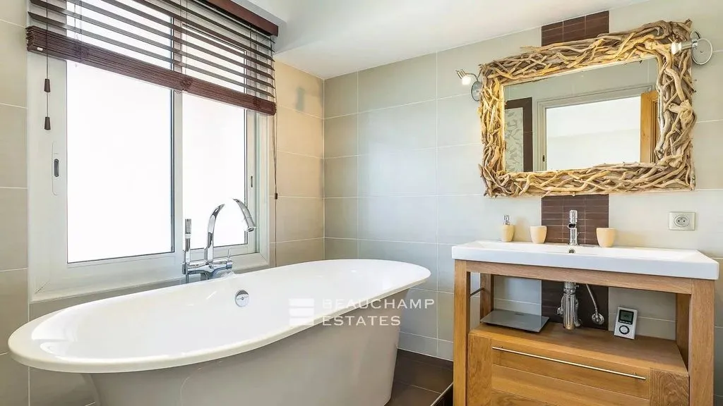 Vannitoad - Luxury Apartment with Sea View in Cannes
