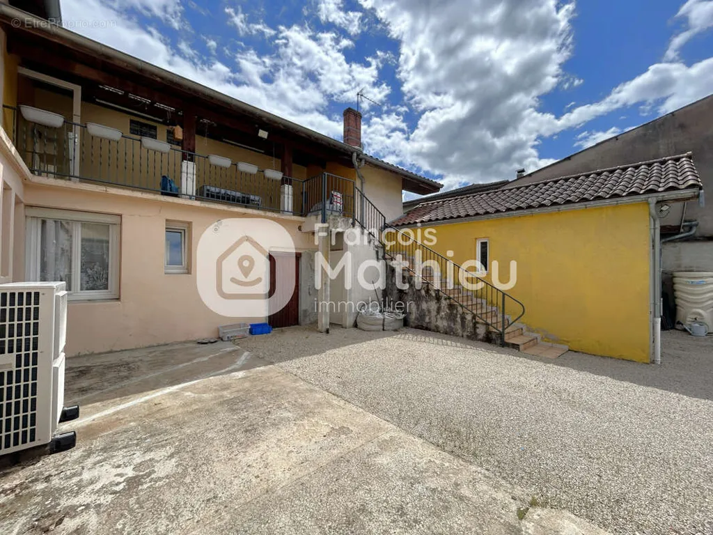 Jardin - Ensemble Immobilier avec Garages à Villars-les-Dombes