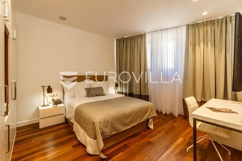 Chambres - Hotel with Pool in Žnjan, Split