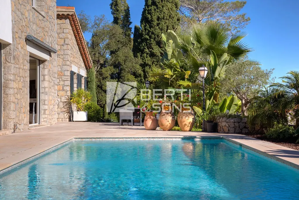 Piscine - Villa en Pierre Rénovée avec Piscine à Mandelieu