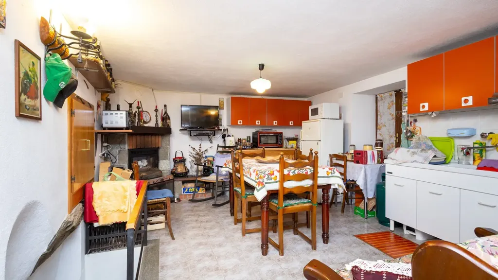 Salle à manger - Rustic Mountain Chalet with Courtyard in Sampeyre