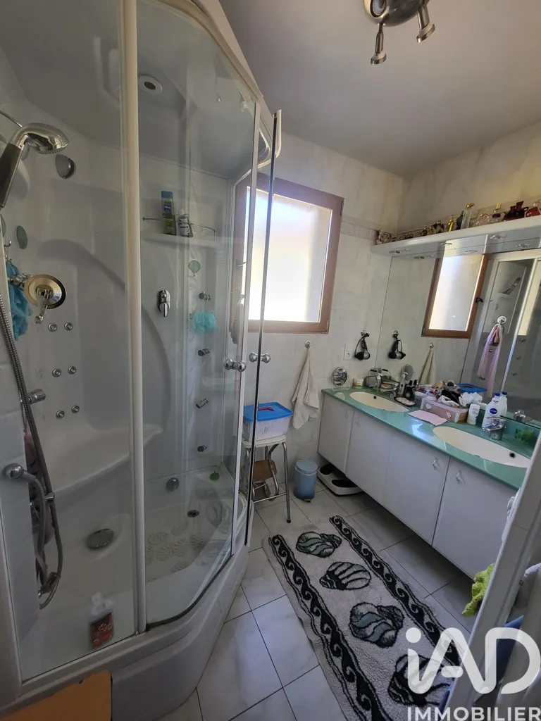 Salles de bain - Maison avec vue sur le lac à Cornillon-Sur-L'Oule