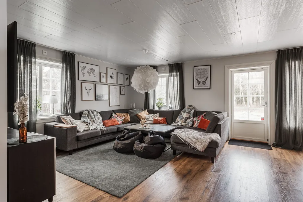Elutuba - Spacious Villa with Large Garage in Kisa