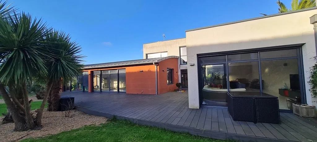 Terrass - Architectural House with Pool in Pont L'Abbé