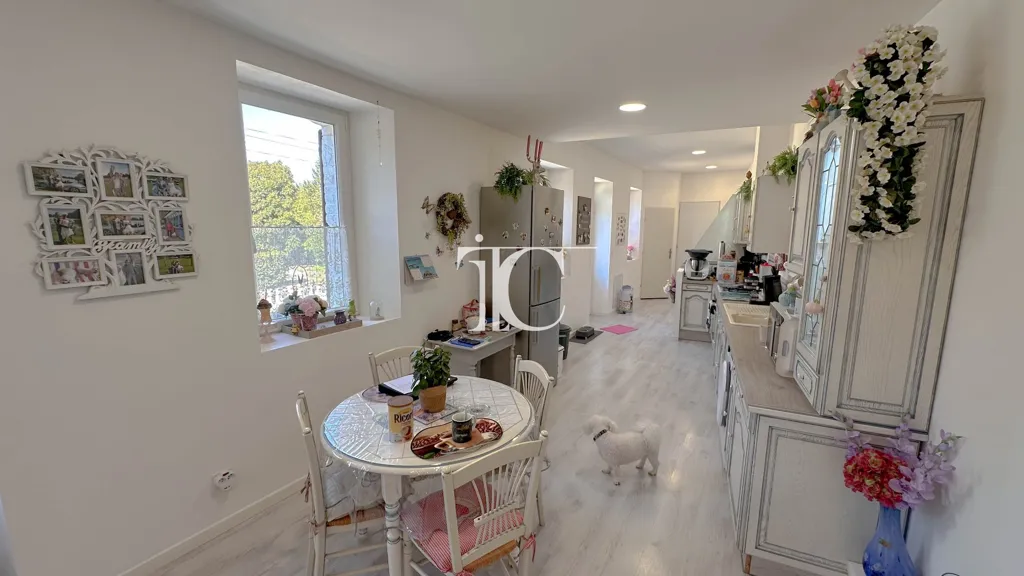 Salle à manger - Maison Rénovée avec Jardin à Proximité des Commodités