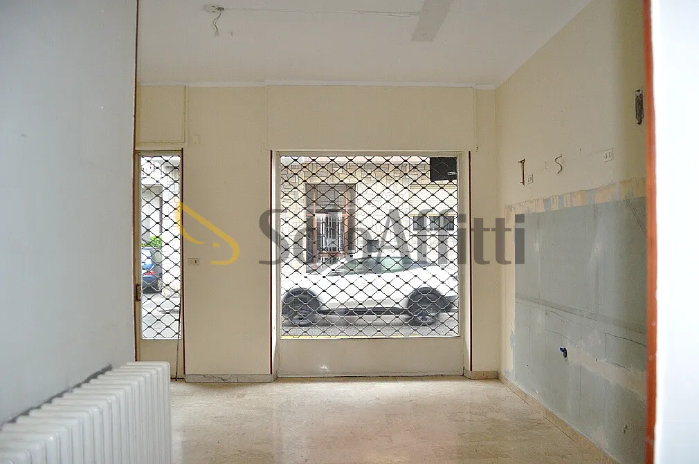Garaaž - Commercial Space with Two Windows in Central Area