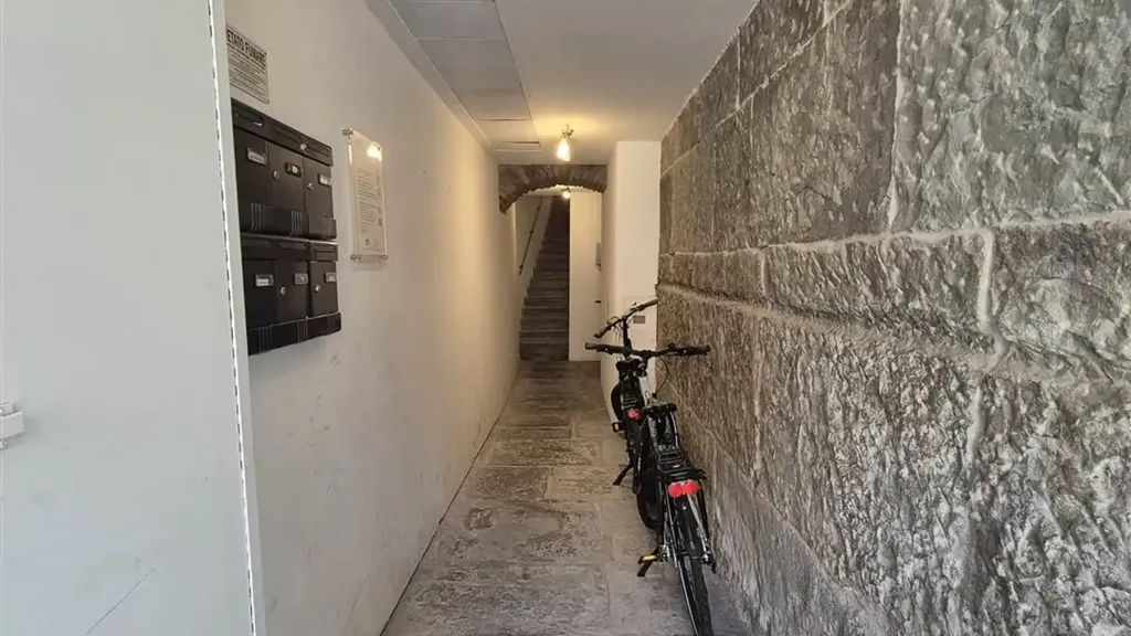 Ingresso - Historic Bilocale with Piazza View in Trieste