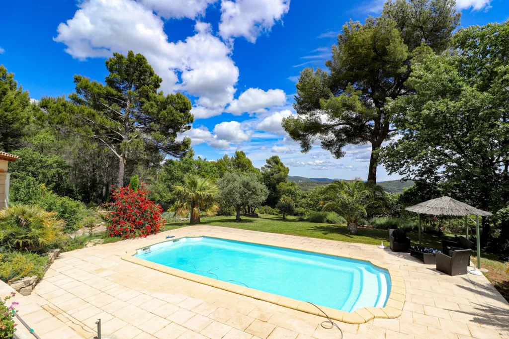 Piscine - Propriété avec Piscine et Jardin Paysager à Flayosc