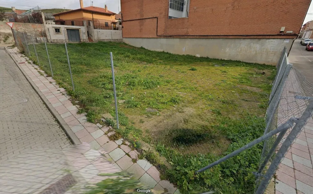 Garden - Corner Plot with Development Potential in Simancas