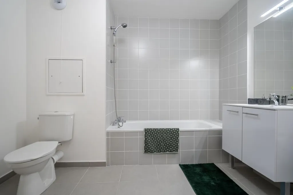 Bagni - New Flat with Balcony in Grenoble