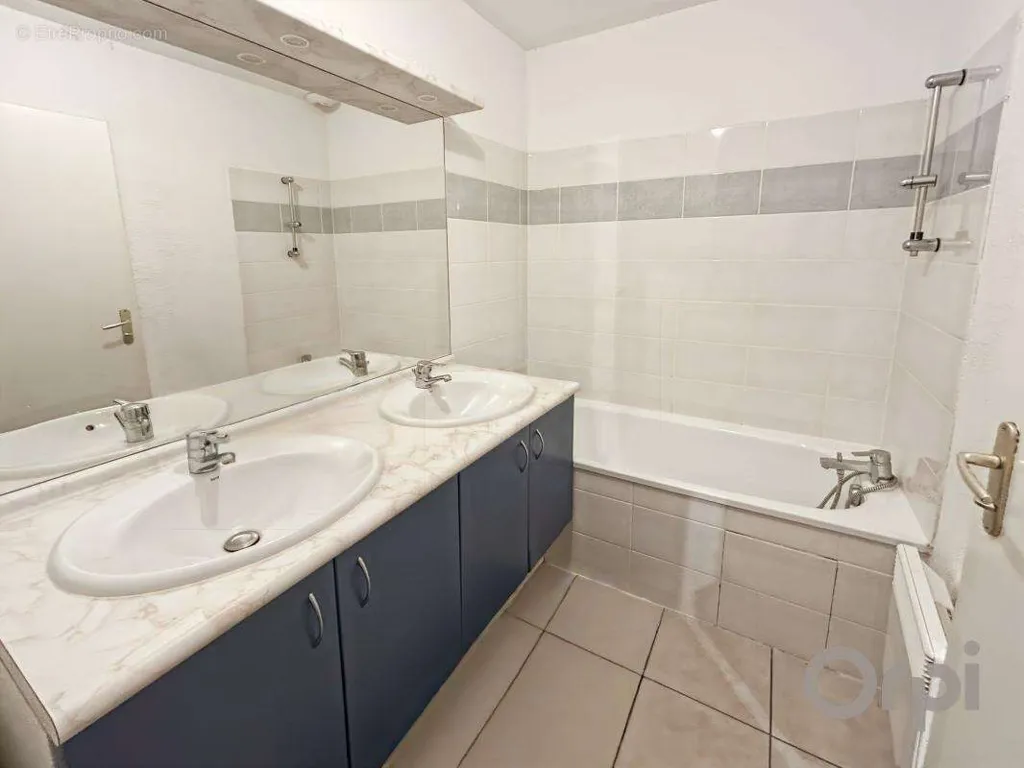 Salles de bain - Maison mitoyenne avec jardin à Lectoure