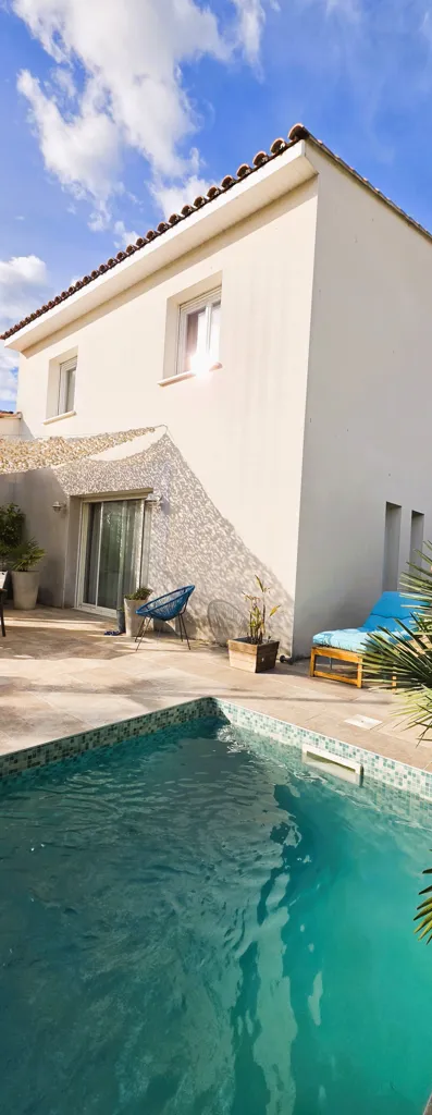 Pool - Villa with Pool and Garden in Candillargues