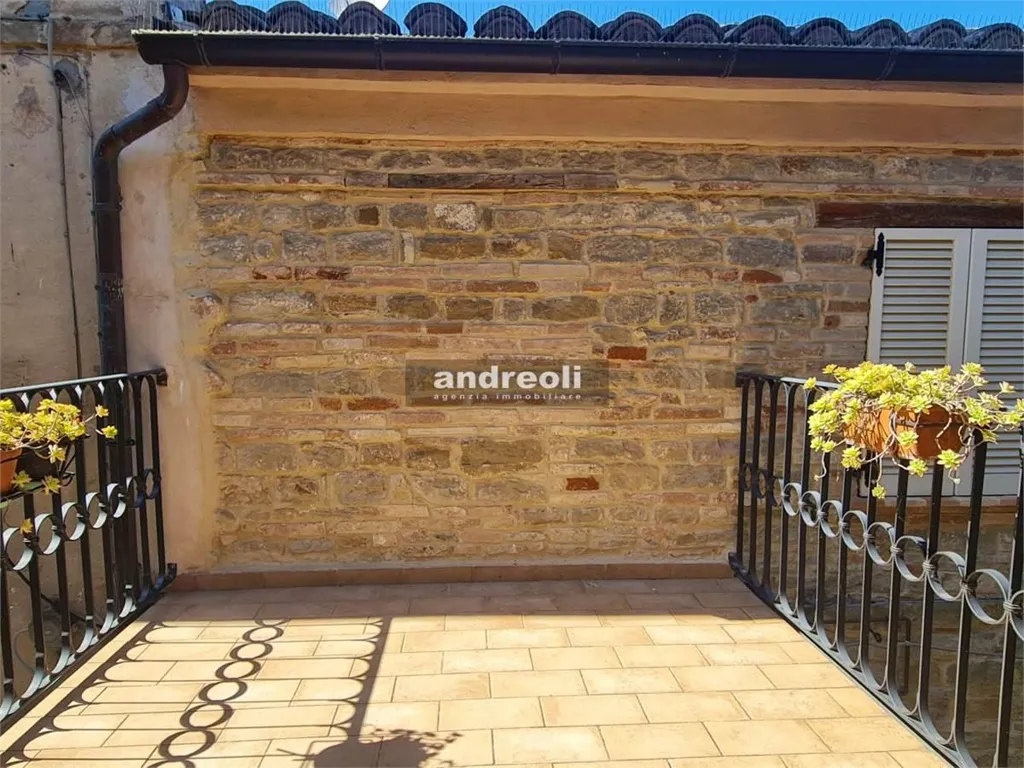 Balcon - Restored Stone Townhouse in Castelplanio