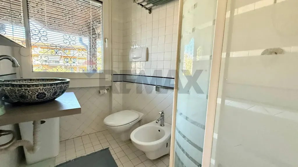 Salles de bain - Rustic Lakefront Apartment in Padenghe Sul Garda