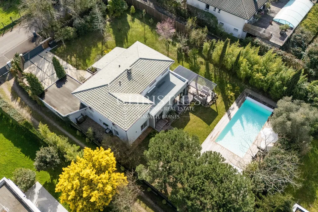 Õhuvaade - Renovated House with Pool in Bouliac