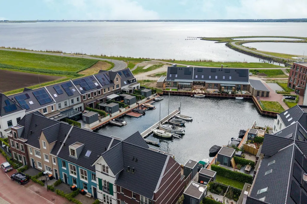 Õhuvaade - Modern Terraced House with Waterfront in Zeewolde