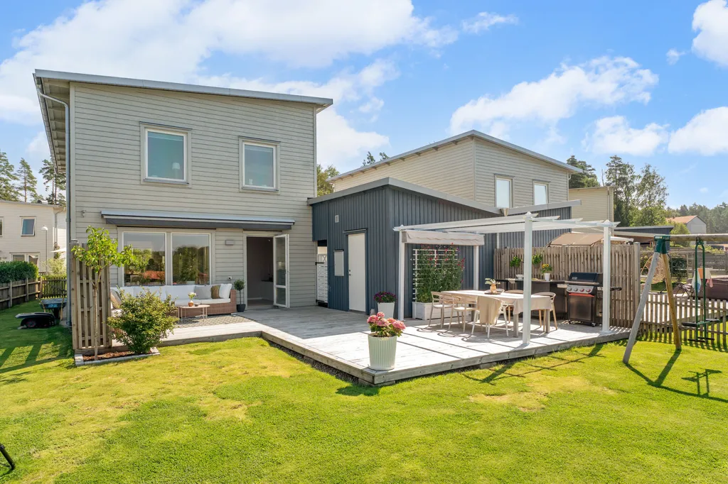 Garden - Modern Villa with Garden in Sunny Location