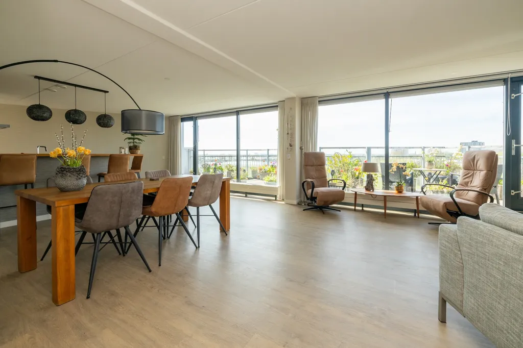 Söögituba - Penthouse with Panoramic View in Wateringen