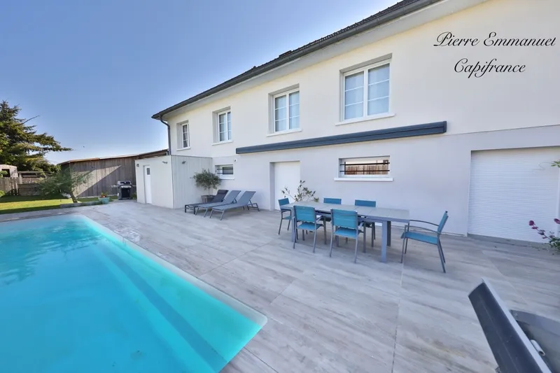 Piscine - Villa Contemporaine avec Piscine à Saint-Ambreuil