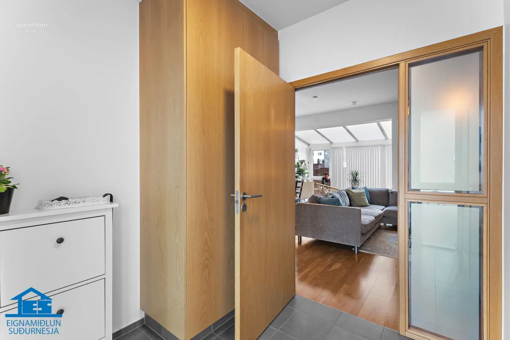 Ingresso - Five-Bedroom Semi-Detached in Njarðvík