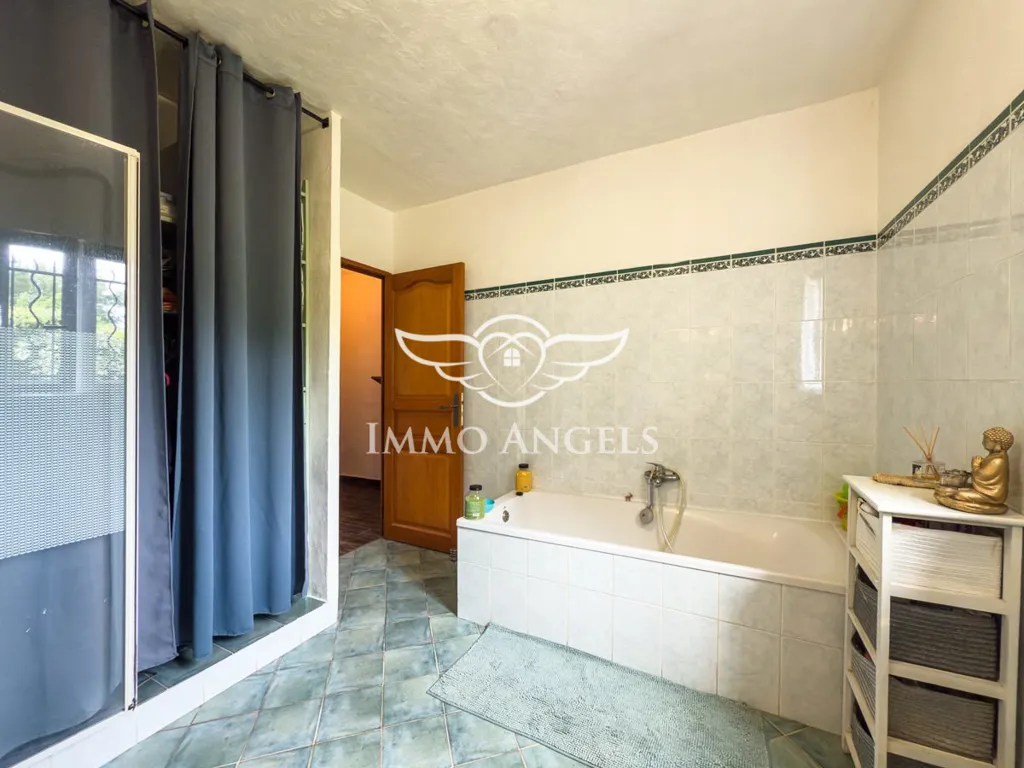Bathrooms - Ground Floor House with Pool in Quiet Area