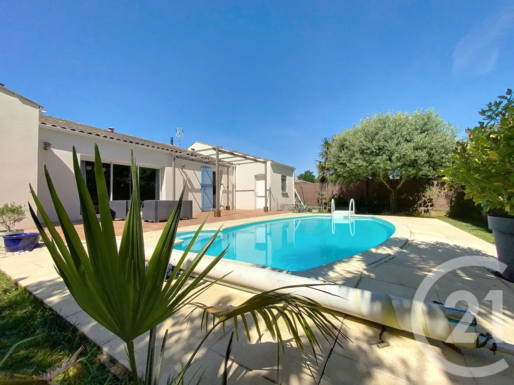 Piscine - Villa de Plain-Pied avec Piscine à Breuil-Magné