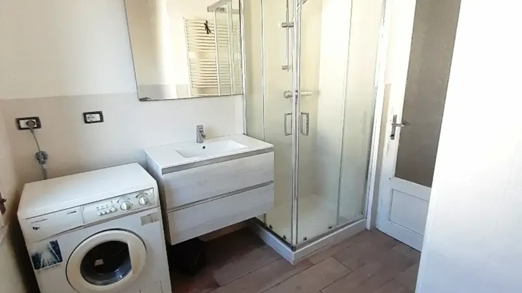 Salles de bain - Trilocale with Balcony in Parma