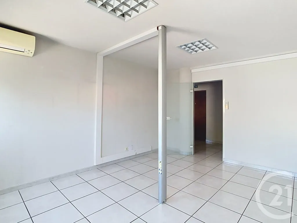 Pièces - Local Professionnel avec Parking à Perpignan