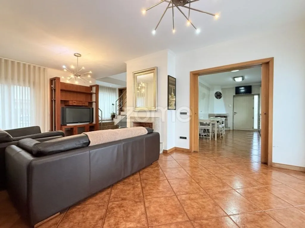 Elutuba - Luxury House with Garage in Brito, Guimarães