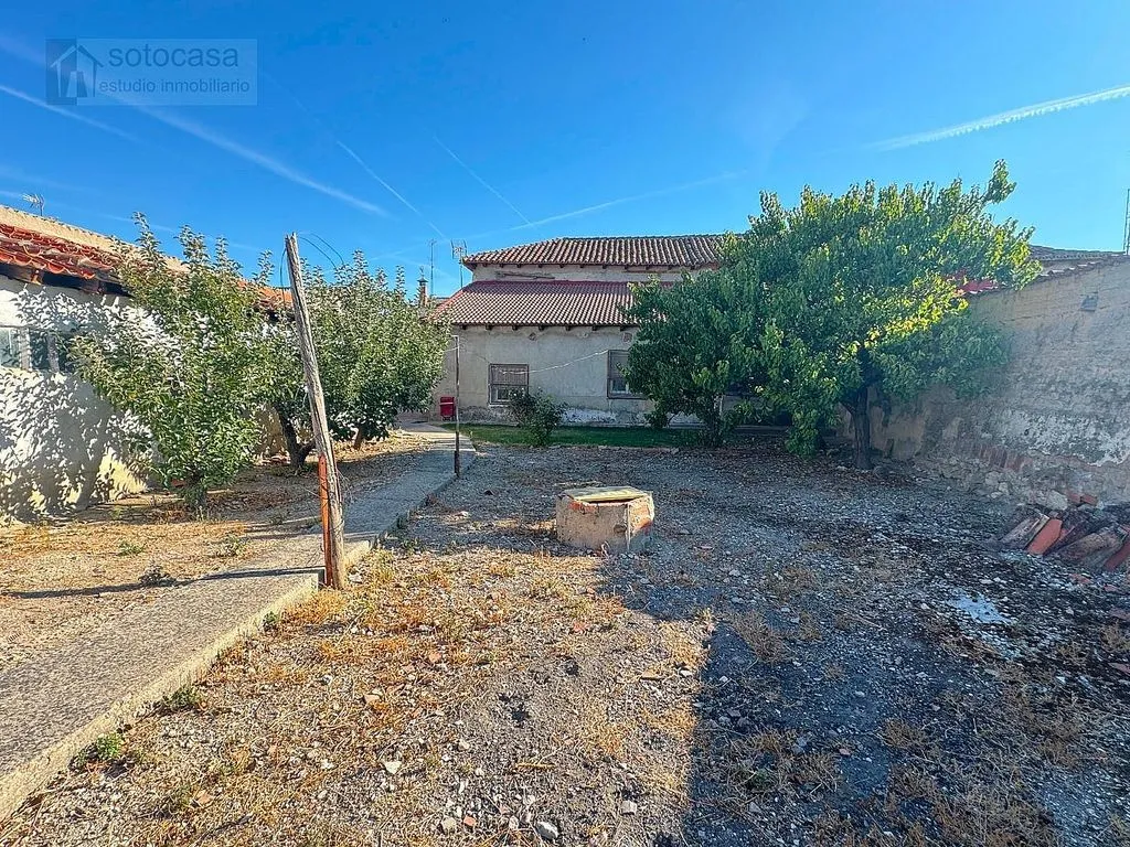 Aed - Six-Bedroom House with Large Plot in Renedo de Esgueva